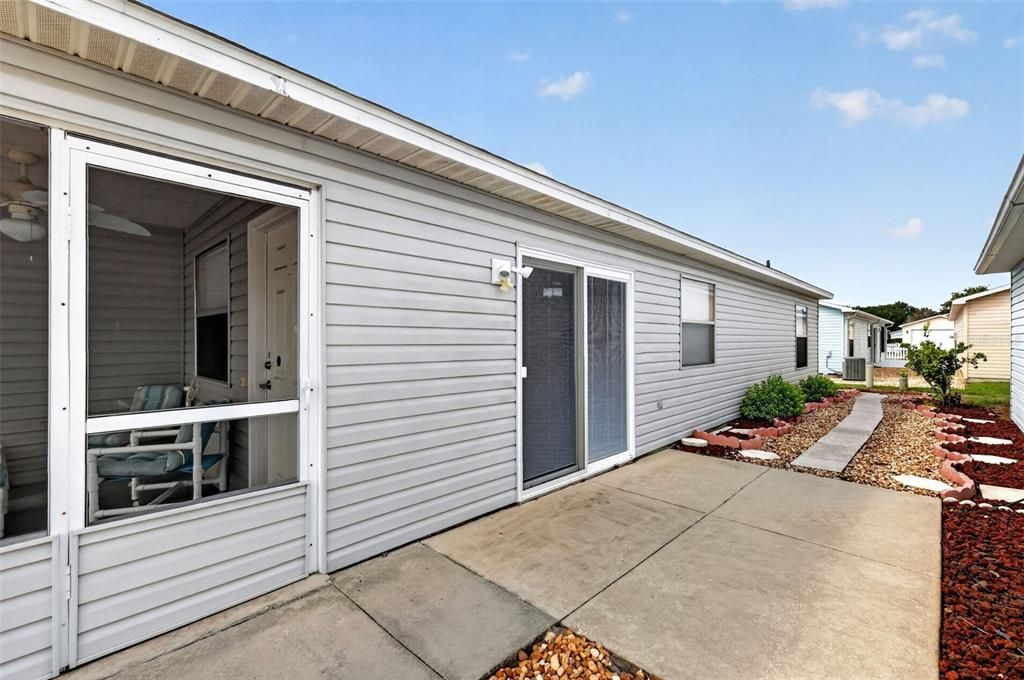 For Sale: $245,000 (2 beds, 2 baths, 1121 Square Feet)