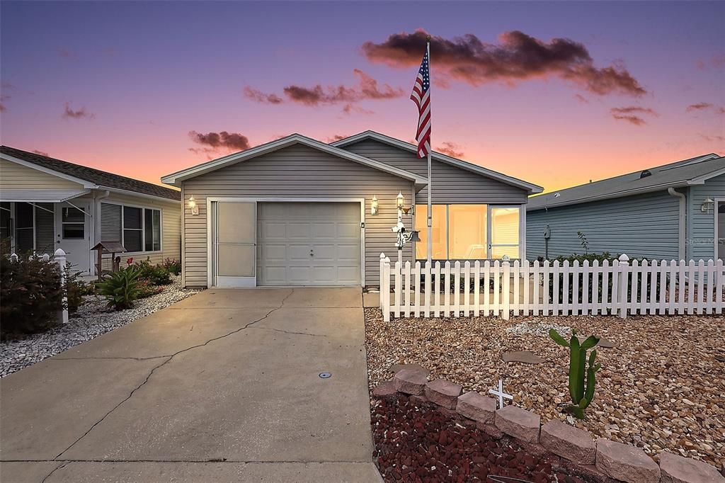 For Sale: $245,000 (2 beds, 2 baths, 1121 Square Feet)