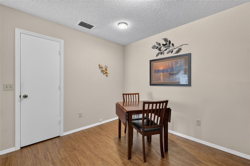 For Sale: $245,000 (2 beds, 2 baths, 1121 Square Feet)