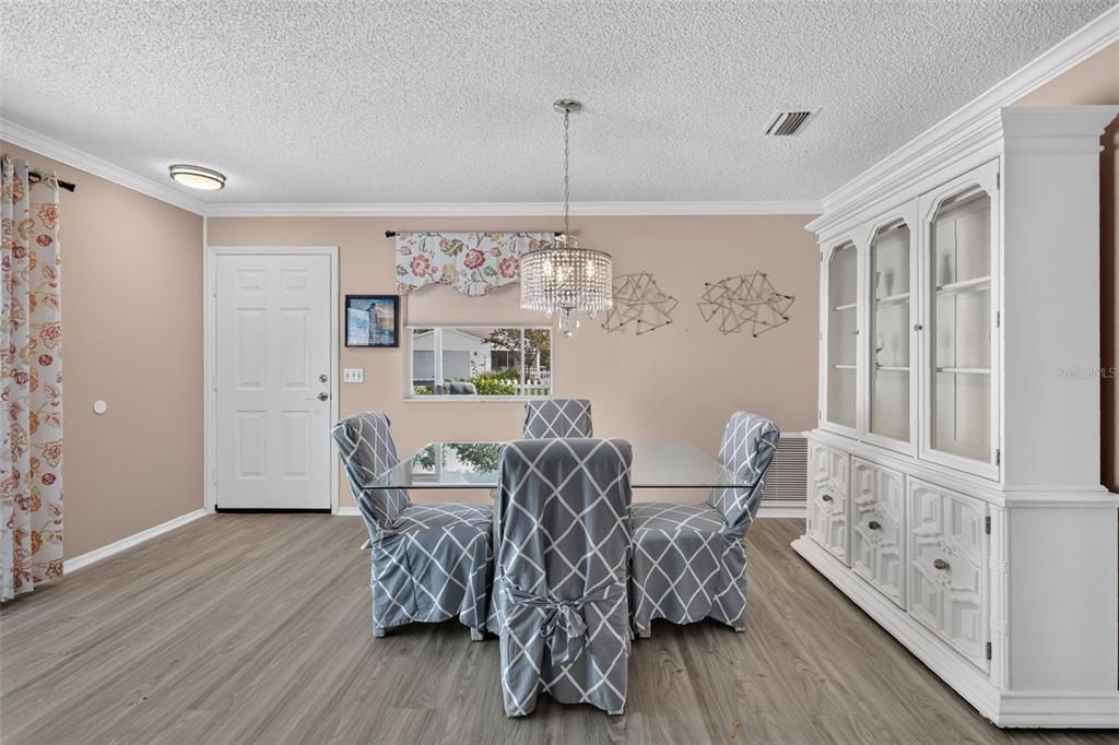 For Sale: $245,000 (2 beds, 2 baths, 1121 Square Feet)
