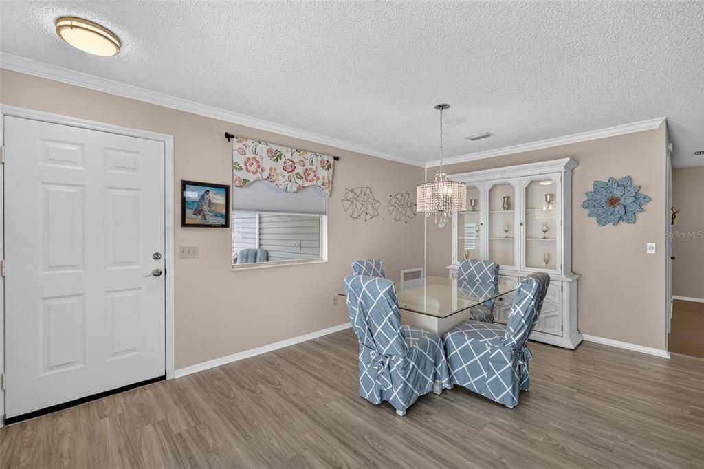 For Sale: $245,000 (2 beds, 2 baths, 1121 Square Feet)