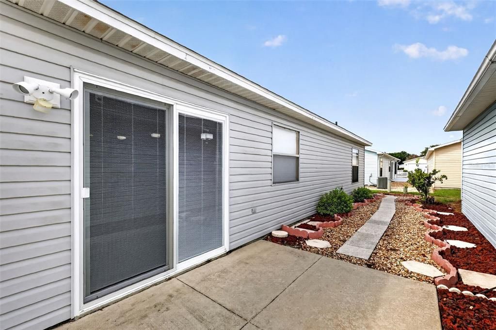 For Sale: $245,000 (2 beds, 2 baths, 1121 Square Feet)