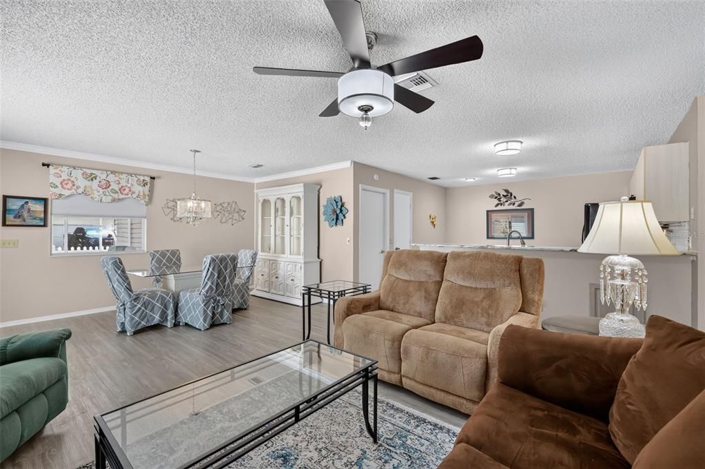 For Sale: $245,000 (2 beds, 2 baths, 1121 Square Feet)