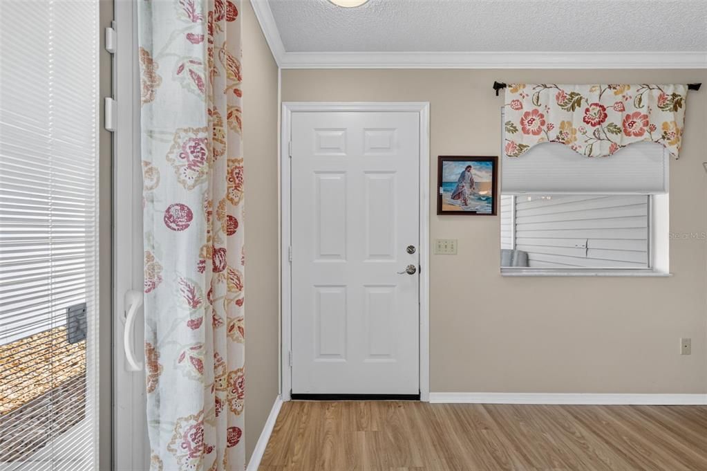 For Sale: $245,000 (2 beds, 2 baths, 1121 Square Feet)