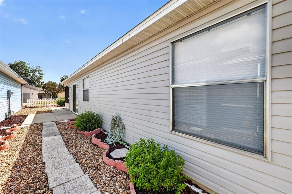 For Sale: $245,000 (2 beds, 2 baths, 1121 Square Feet)