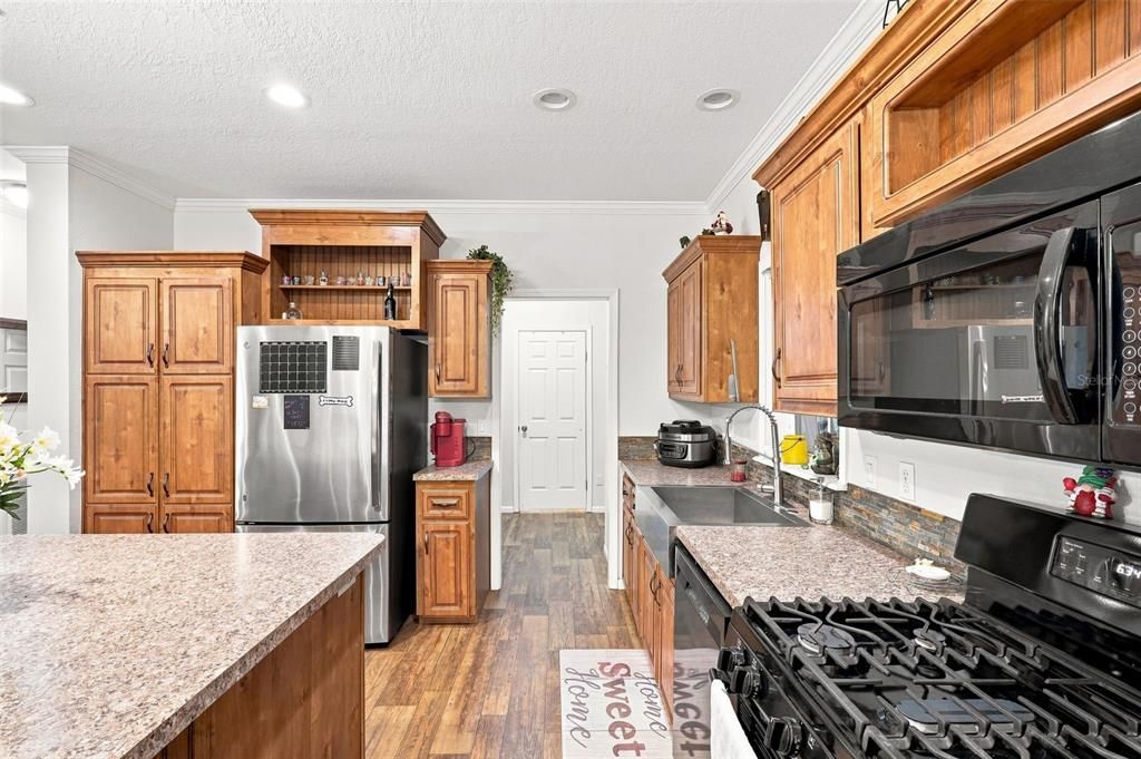 For Sale: $450,000 (3 beds, 2 baths, 1456 Square Feet)