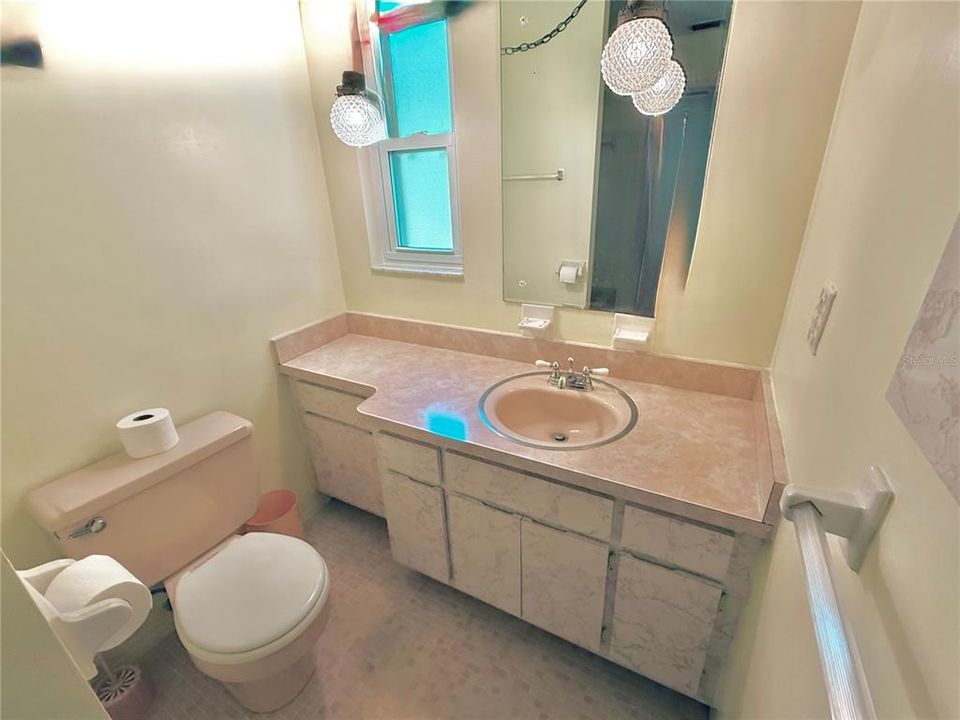На продажу: $399,900 (2 спален, 2 ванн, 1323 Квадратных фут)