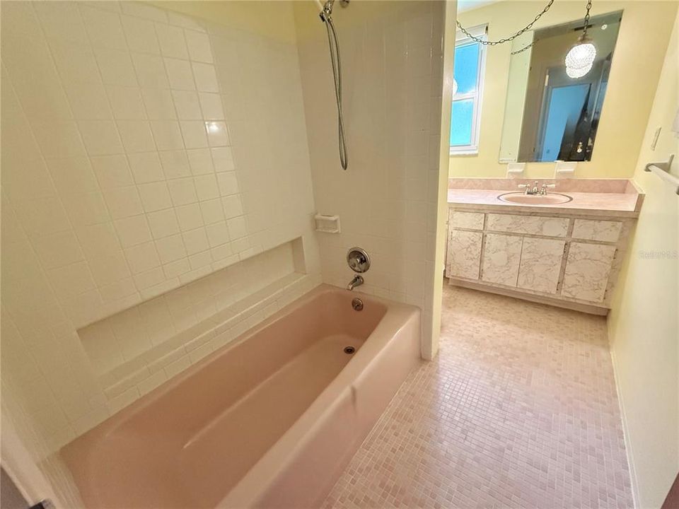 На продажу: $399,900 (2 спален, 2 ванн, 1323 Квадратных фут)