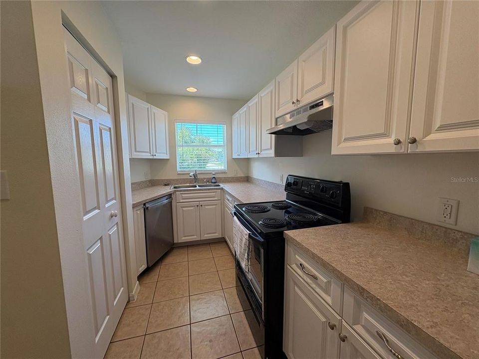 For Sale: $399,900 (6 beds, 0 baths, 2282 Square Feet)