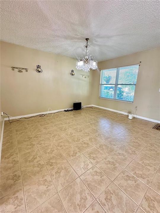 For Sale: $190,000 (2 beds, 1 baths, 960 Square Feet)