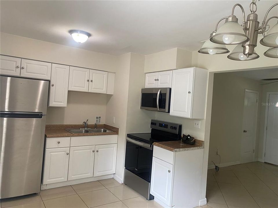 For Rent: $2,300 (3 beds, 2 baths, 888 Square Feet)