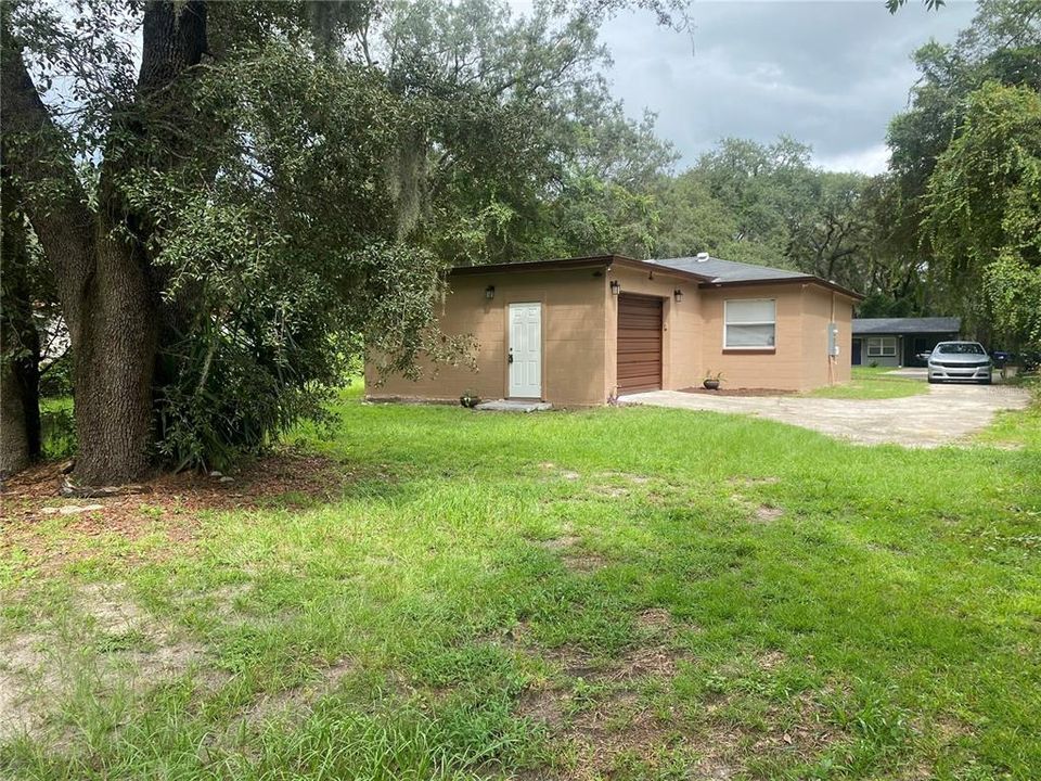 For Rent: $2,300 (3 beds, 2 baths, 888 Square Feet)