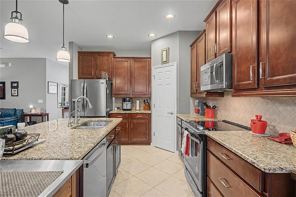 For Sale: $425,000 (3 beds, 2 baths, 1973 Square Feet)