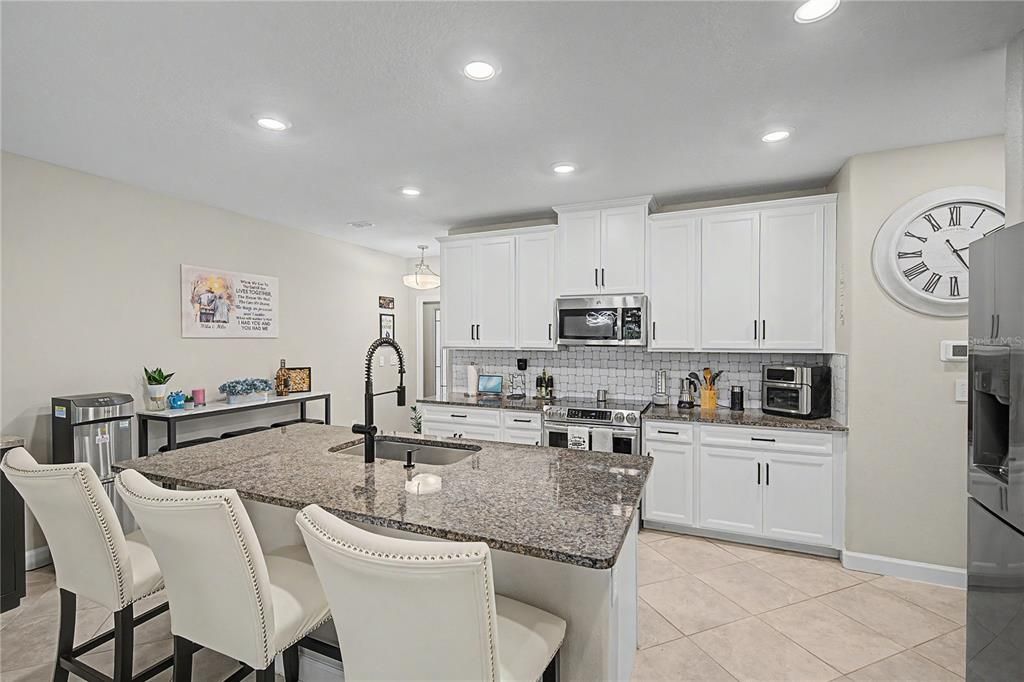 For Sale: $350,000 (2 beds, 2 baths, 1747 Square Feet)
