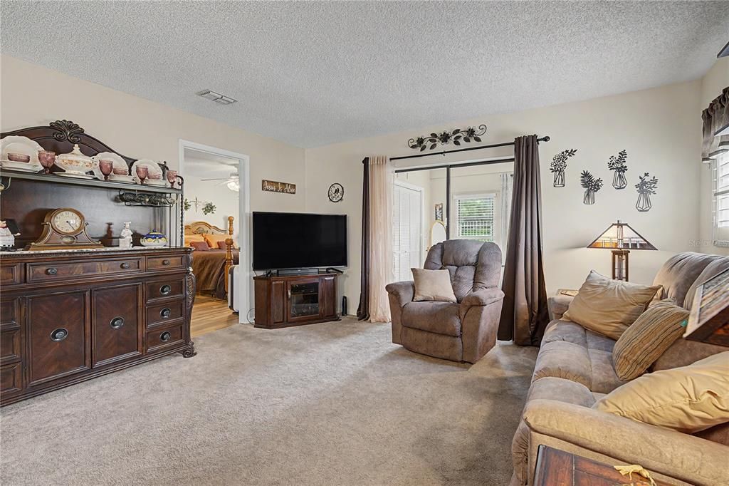 For Sale: $200,000 (2 beds, 2 baths, 1094 Square Feet)