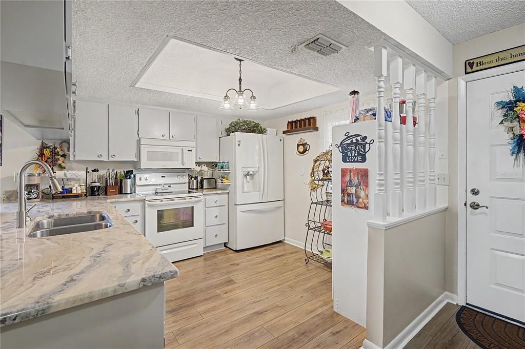For Sale: $200,000 (2 beds, 2 baths, 1094 Square Feet)