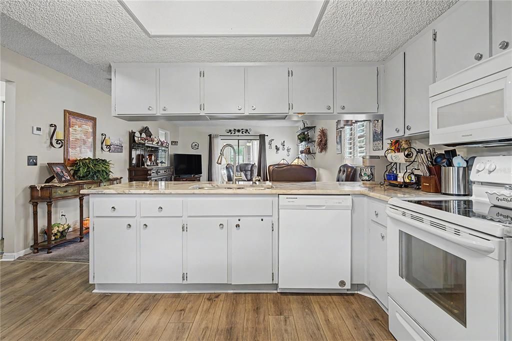 For Sale: $200,000 (2 beds, 2 baths, 1094 Square Feet)