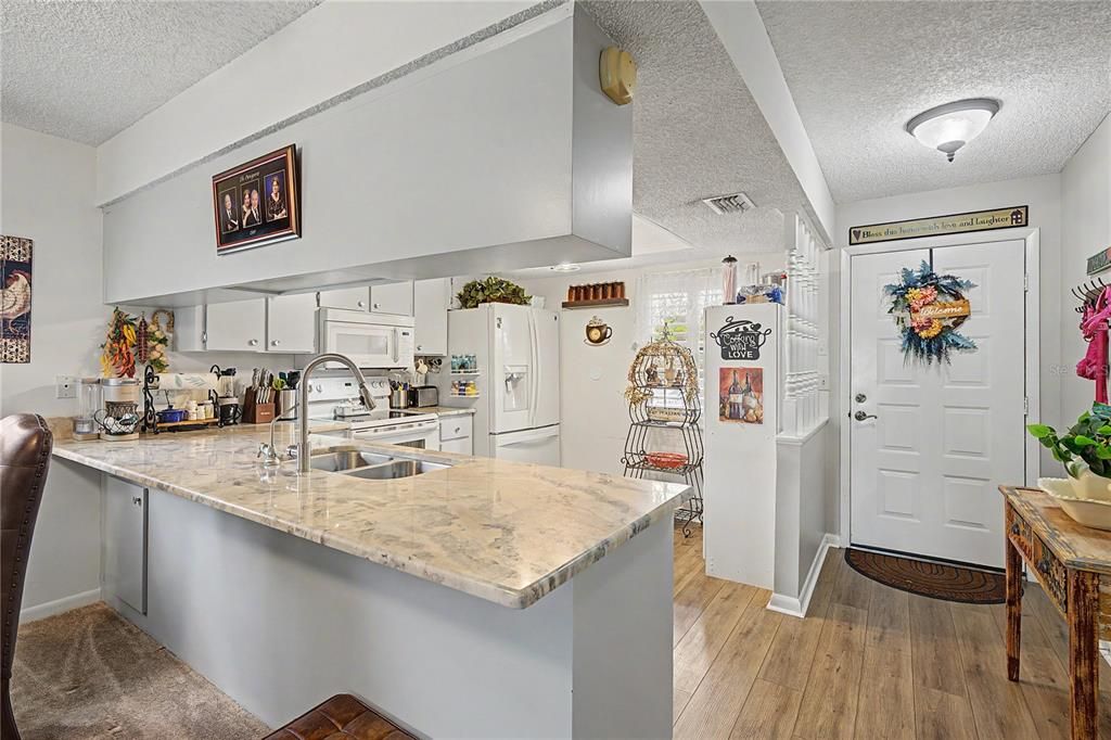 For Sale: $200,000 (2 beds, 2 baths, 1094 Square Feet)