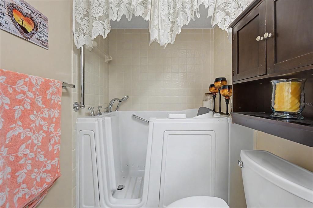 For Sale: $200,000 (2 beds, 2 baths, 1094 Square Feet)
