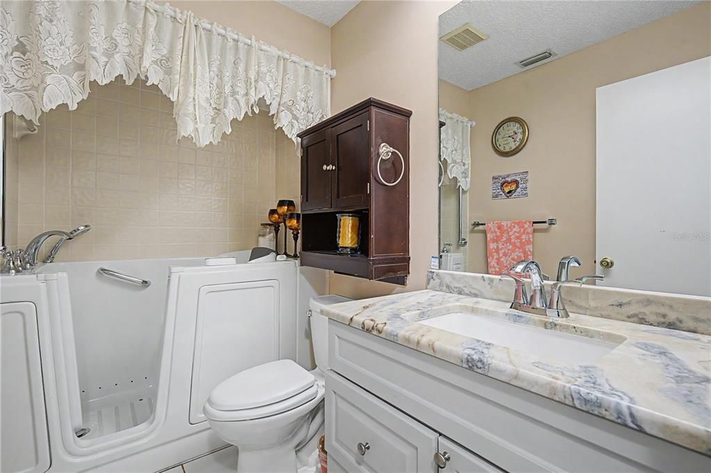 For Sale: $200,000 (2 beds, 2 baths, 1094 Square Feet)