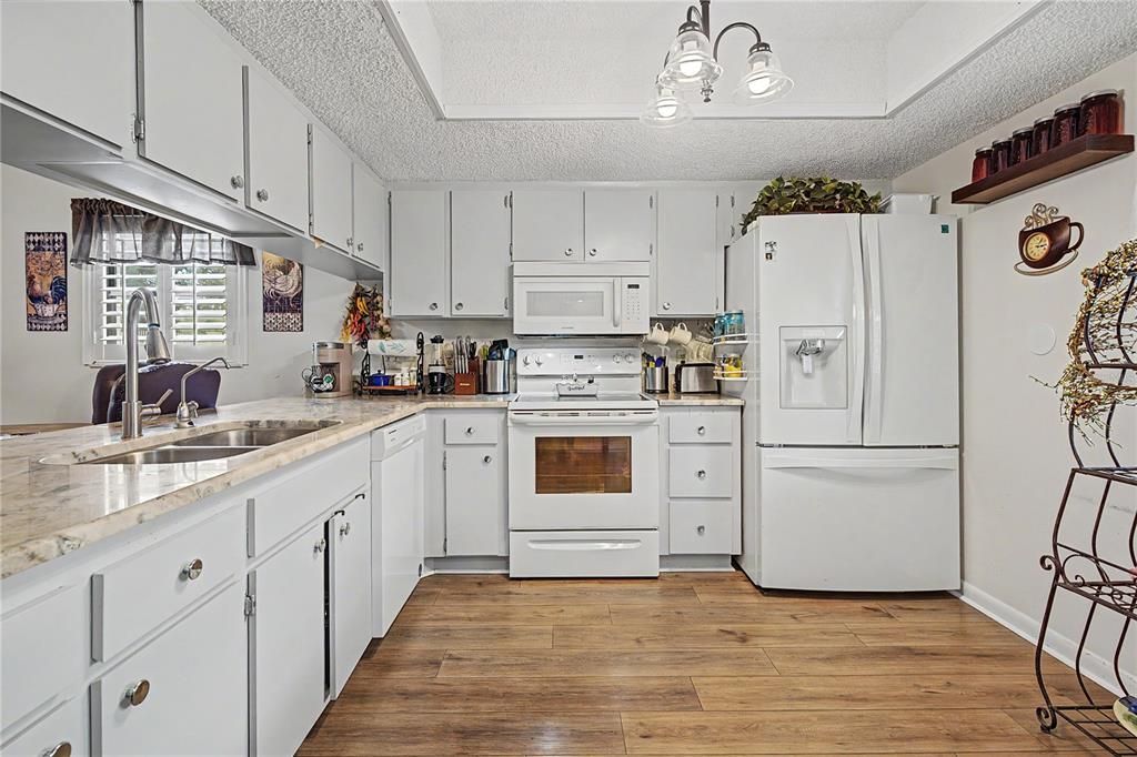 For Sale: $200,000 (2 beds, 2 baths, 1094 Square Feet)