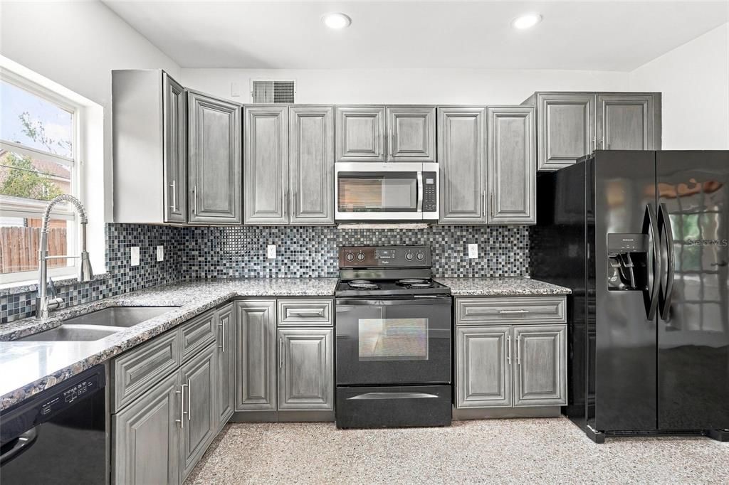 На продажу: $379,900 (3 спален, 2 ванн, 1407 Квадратных фут)