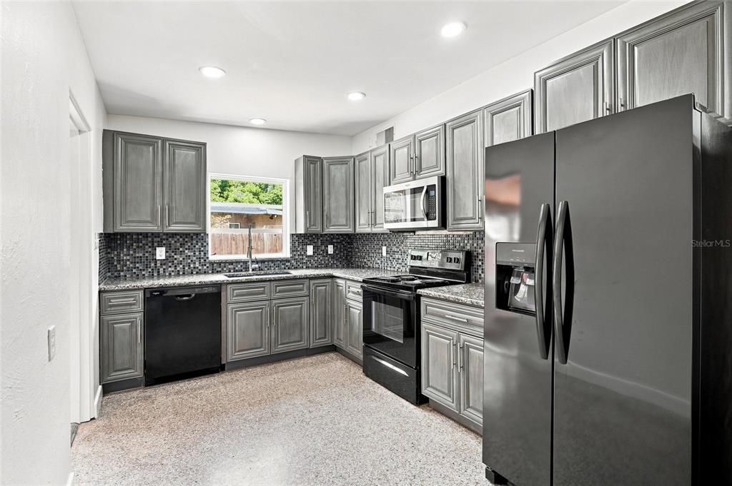 На продажу: $379,900 (3 спален, 2 ванн, 1407 Квадратных фут)