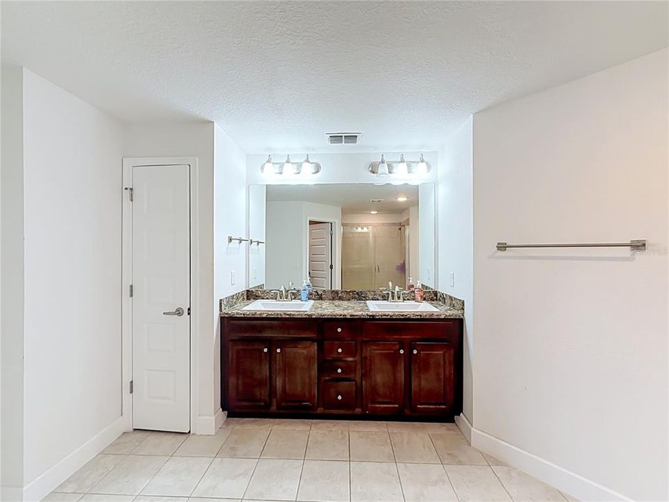 For Sale: $400,000 (4 beds, 2 baths, 2557 Square Feet)