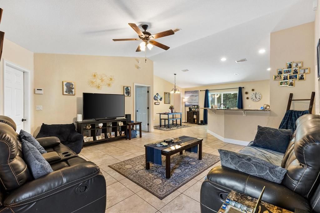 For Rent: $1,800 (3 beds, 2 baths, 1381 Square Feet)