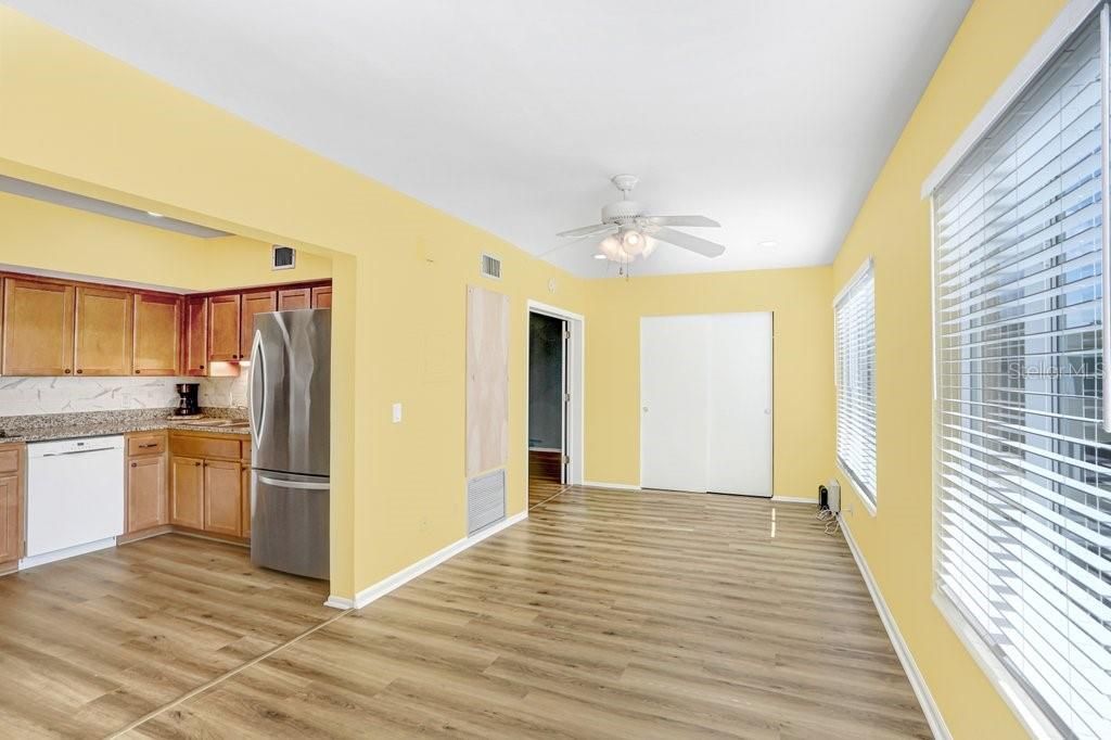 На продажу: $185,900 (2 спален, 2 ванн, 1400 Квадратных фут)
