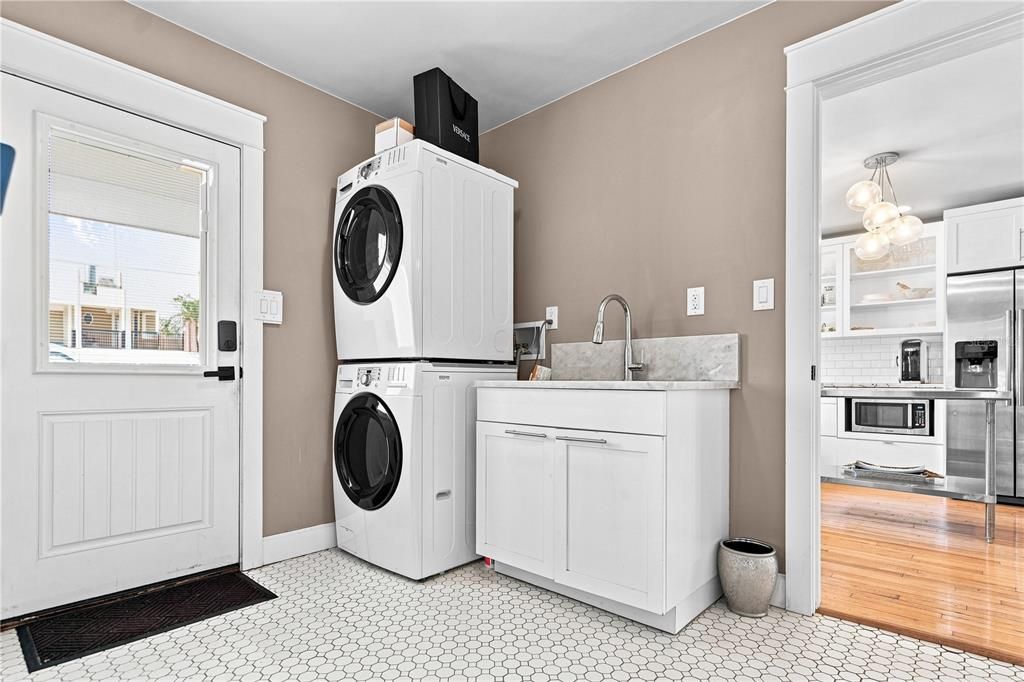 For Rent: $5,500 (3 beds, 2 baths, 1964 Square Feet)