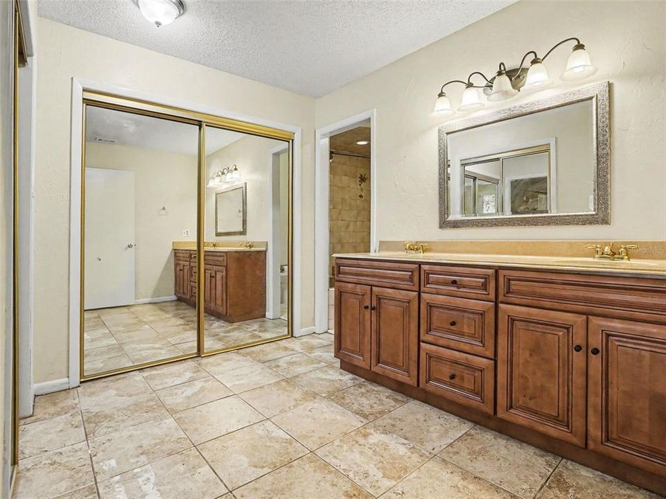 For Sale: $219,000 (2 beds, 2 baths, 1529 Square Feet)