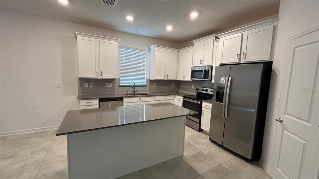 For Rent: $2,350 (4 beds, 2 baths, 2084 Square Feet)