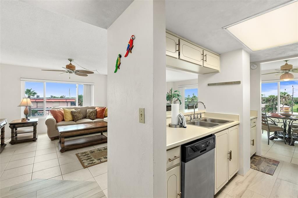 For Sale: $279,000 (2 beds, 2 baths, 1344 Square Feet)