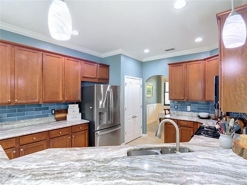 En Venta: $649,900 (4 camas, 3 baños, 2503 Pies cuadrados)