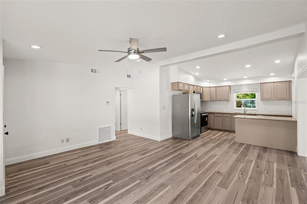 For Sale: $359,000 (3 beds, 2 baths, 1246 Square Feet)