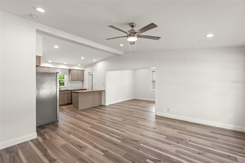 For Sale: $359,000 (3 beds, 2 baths, 1246 Square Feet)