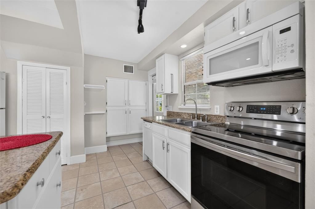 For Sale: $499,000 (3 beds, 2 baths, 1244 Square Feet)
