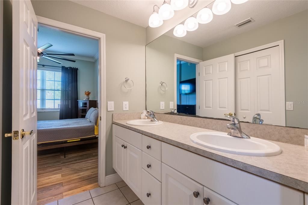 For Sale: $269,900 (2 beds, 2 baths, 1128 Square Feet)