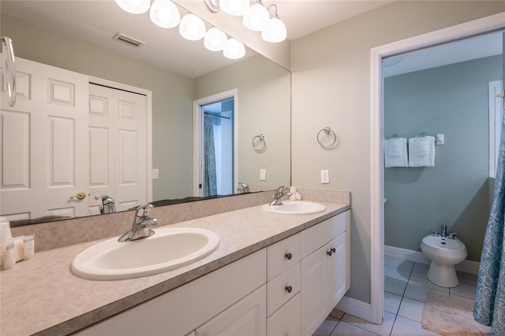 For Sale: $269,900 (2 beds, 2 baths, 1128 Square Feet)