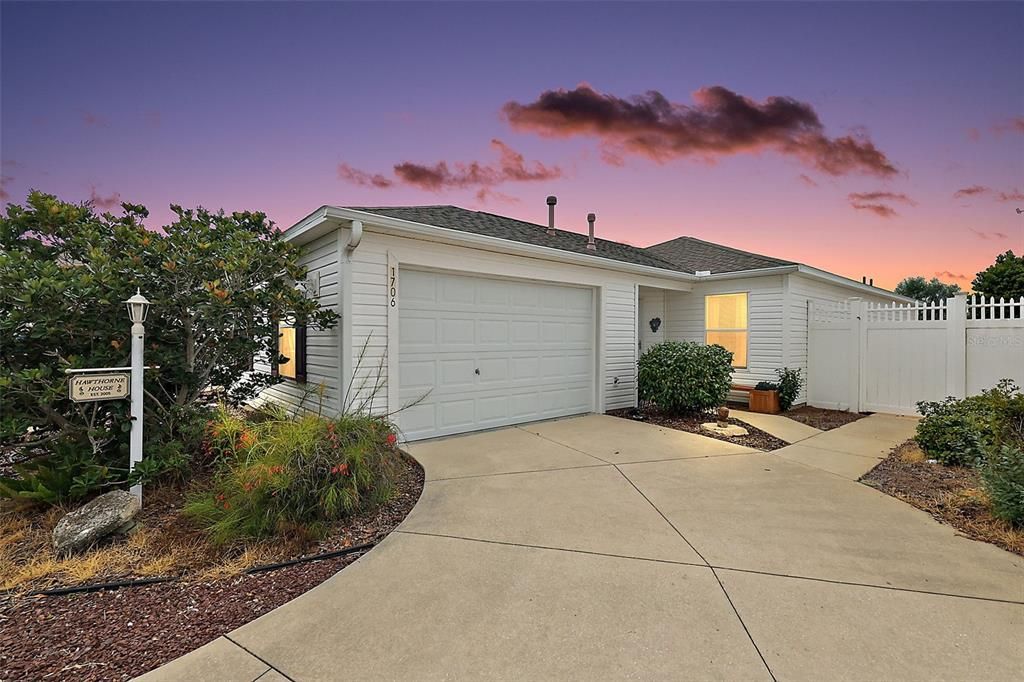 For Sale: $300,000 (2 beds, 2 baths, 1200 Square Feet)