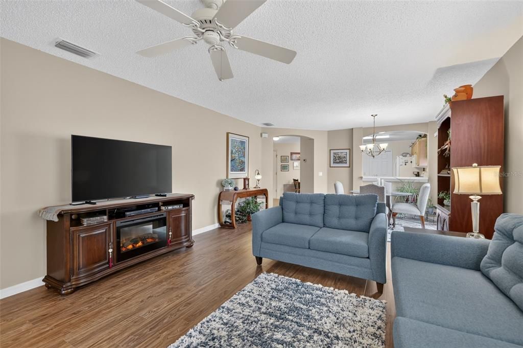 For Sale: $300,000 (2 beds, 2 baths, 1200 Square Feet)