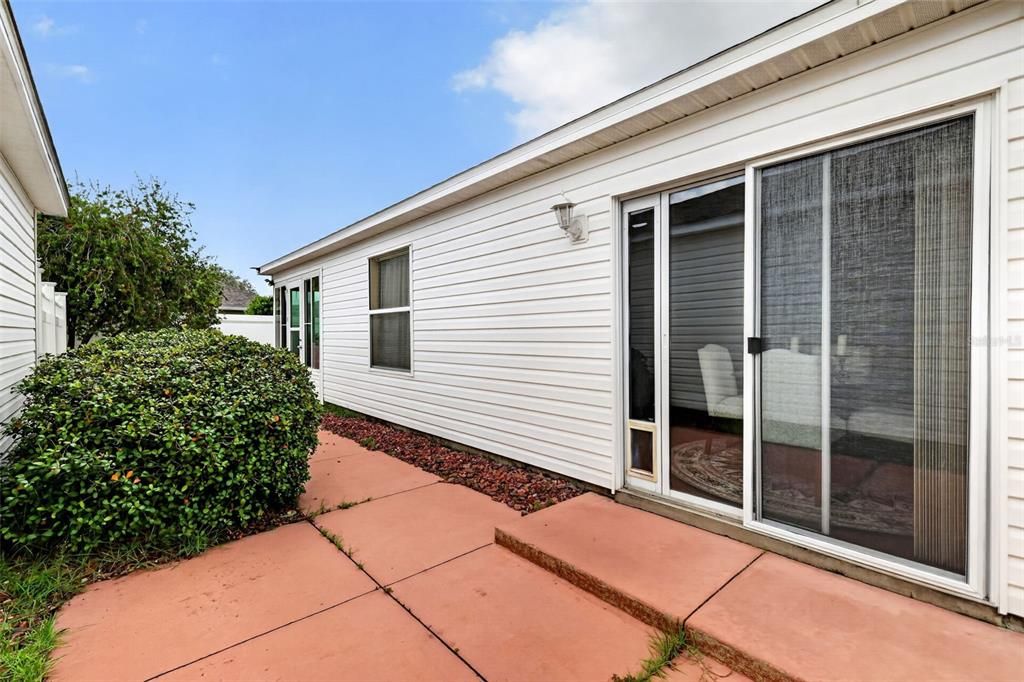 For Sale: $300,000 (2 beds, 2 baths, 1200 Square Feet)