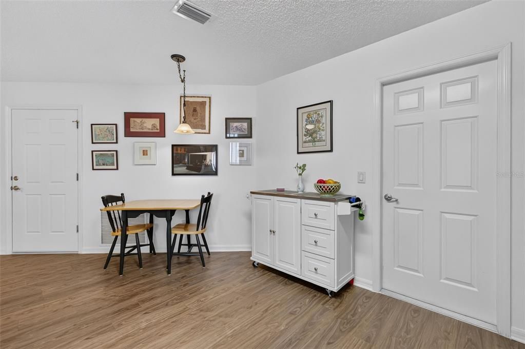 For Sale: $300,000 (2 beds, 2 baths, 1200 Square Feet)