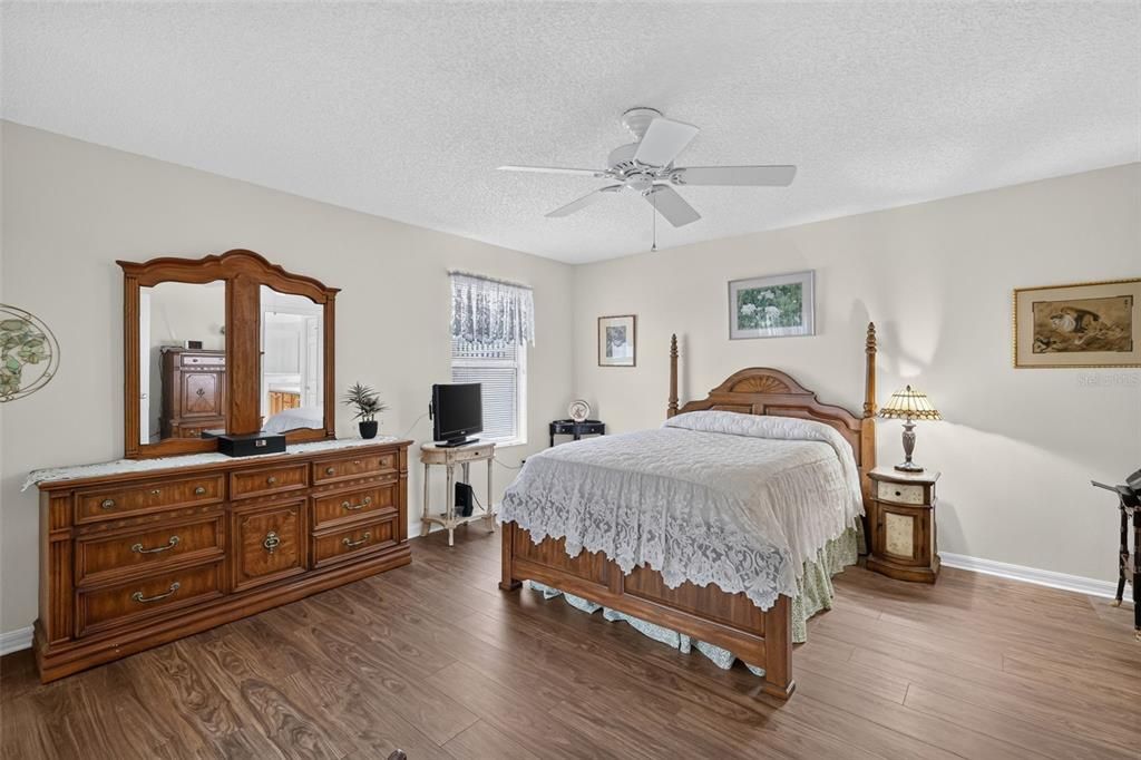 For Sale: $300,000 (2 beds, 2 baths, 1200 Square Feet)