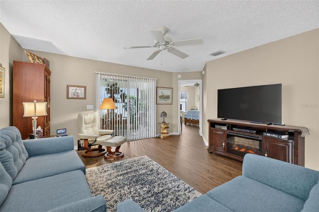 For Sale: $300,000 (2 beds, 2 baths, 1200 Square Feet)