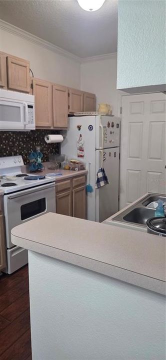 For Sale: $189,900 (1 beds, 1 baths, 868 Square Feet)