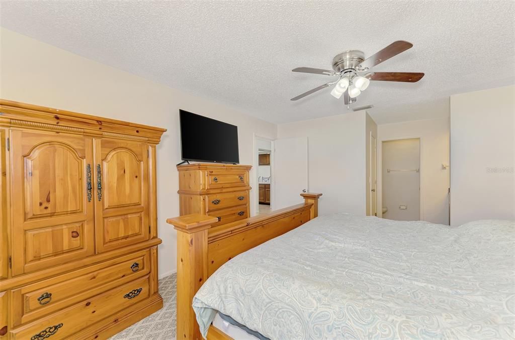 For Sale: $229,000 (2 beds, 2 baths, 1129 Square Feet)