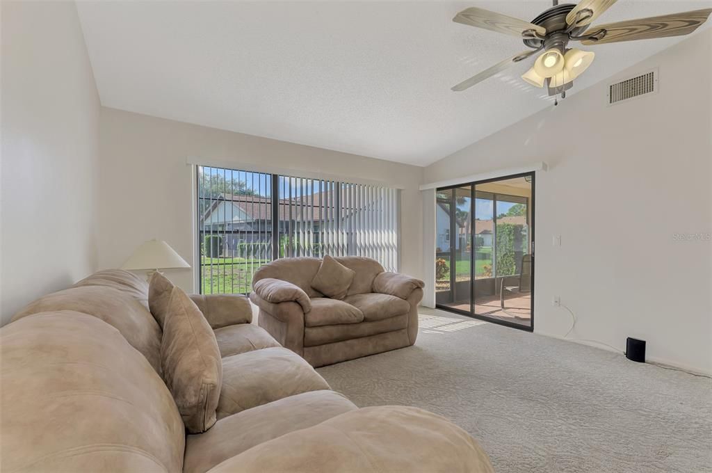 For Sale: $229,000 (2 beds, 2 baths, 1129 Square Feet)
