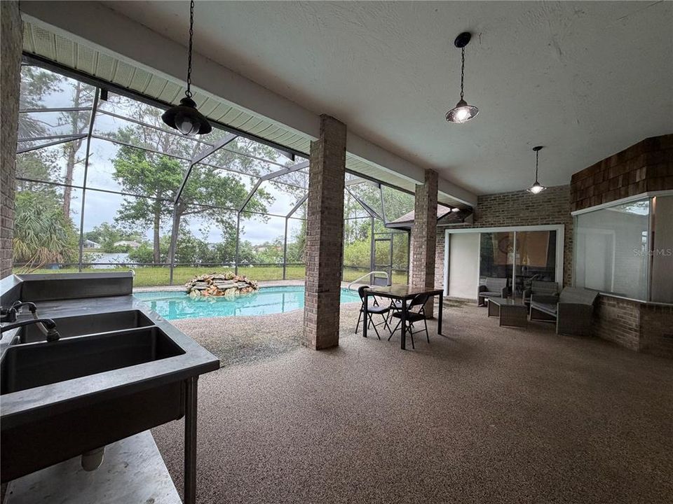 For Sale: $375,000 (3 beds, 3 baths, 2056 Square Feet)